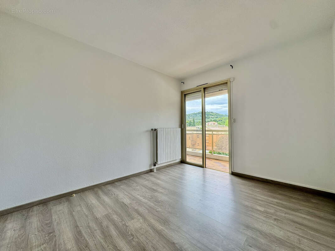 Nyons - appt t3 / terrasse / ascenseur / garage / cave - photo 17