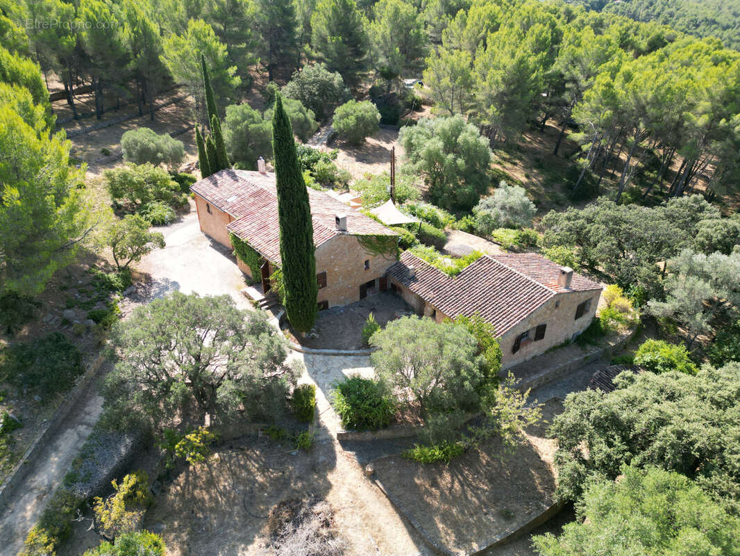 A vendre authentique maison en pierre t9 avec terrain de 3 hectares - 83150 bandol - photo 19
