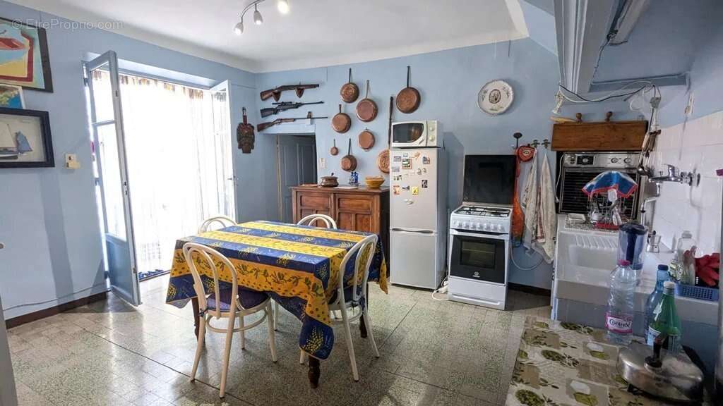 CARCES - Maison de village à rénover avec garage et terrasse - photo 3