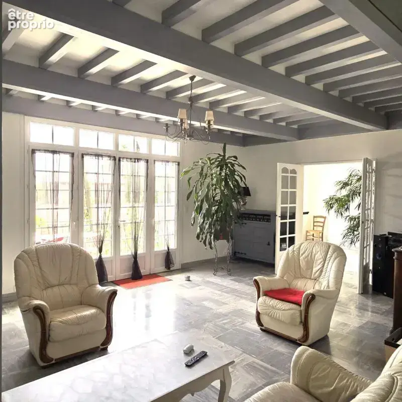 Charme traditionnel et beaux volumes pour cette maison familiale à flanc de coteaux - photo 3