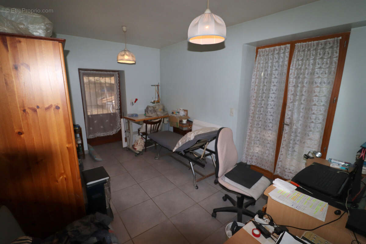 Proche de CUISERY (71) Maison de village en pierre rénovée avec dépendances - photo 9