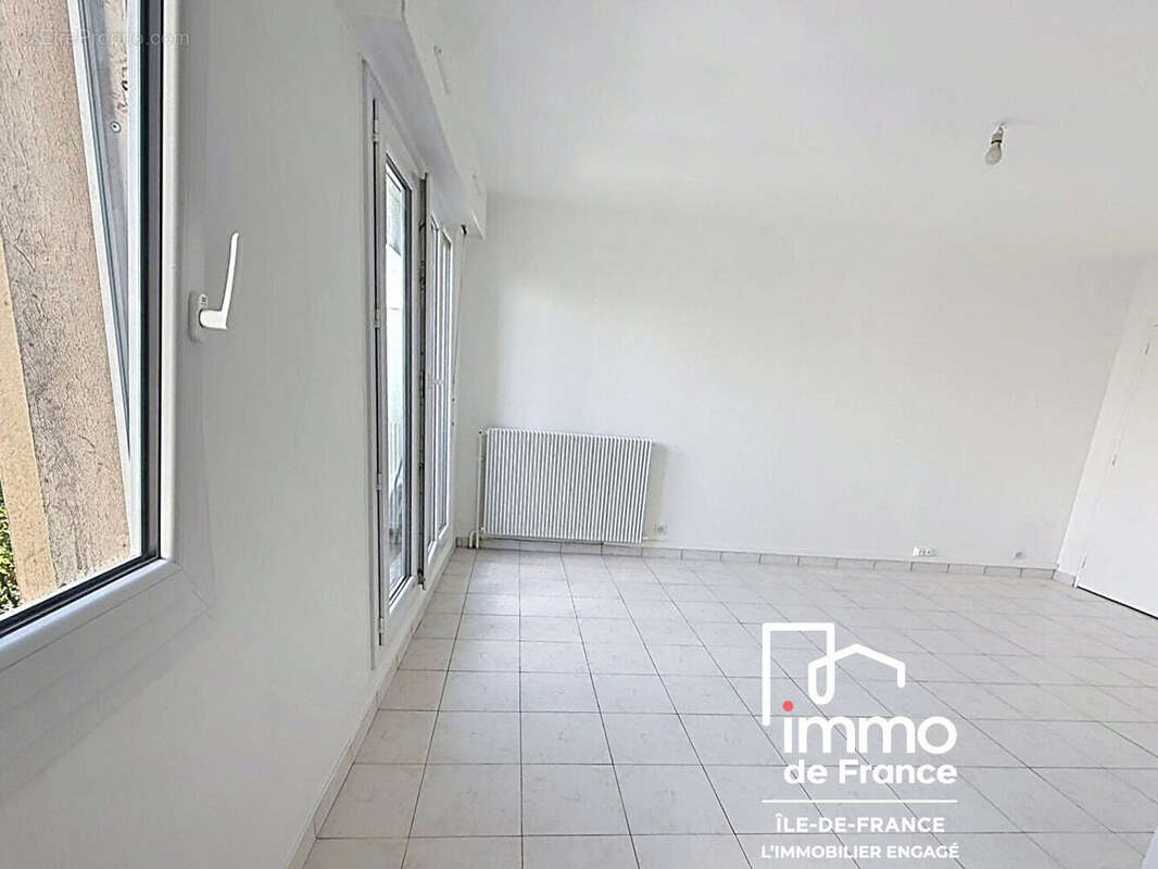 Le Bourget Centre Studio rénové, dernier étage avec balcon 29.93 m2 - photo 8