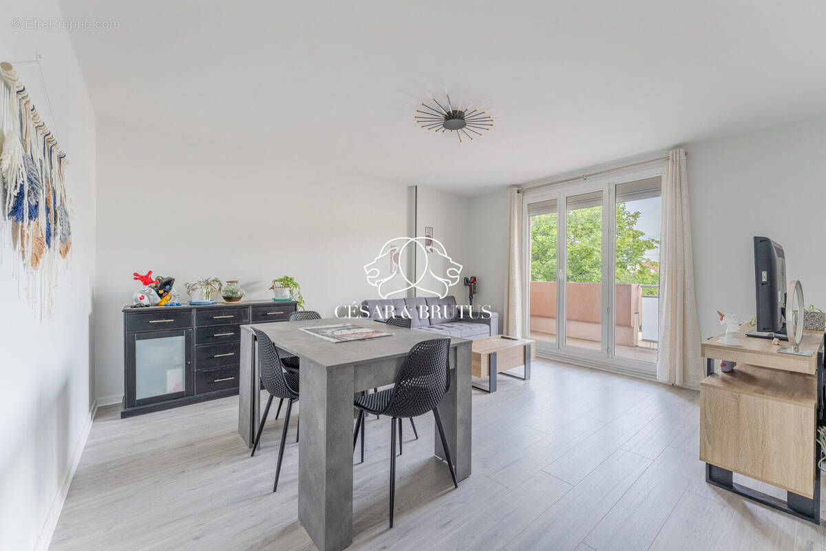Appartement à LA TOUR-DE-SALVAGNY