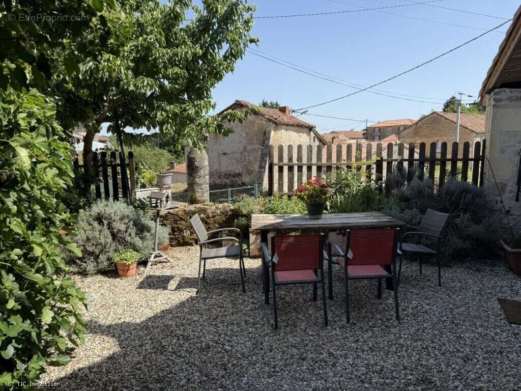 Maison à NANTEUIL-EN-VALLEE