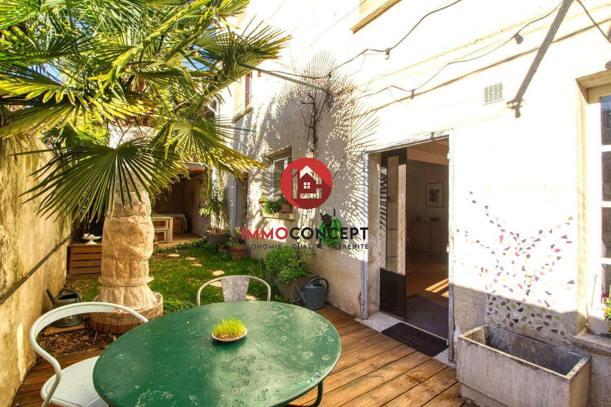 Cour arborée - Maison à PUJAUT