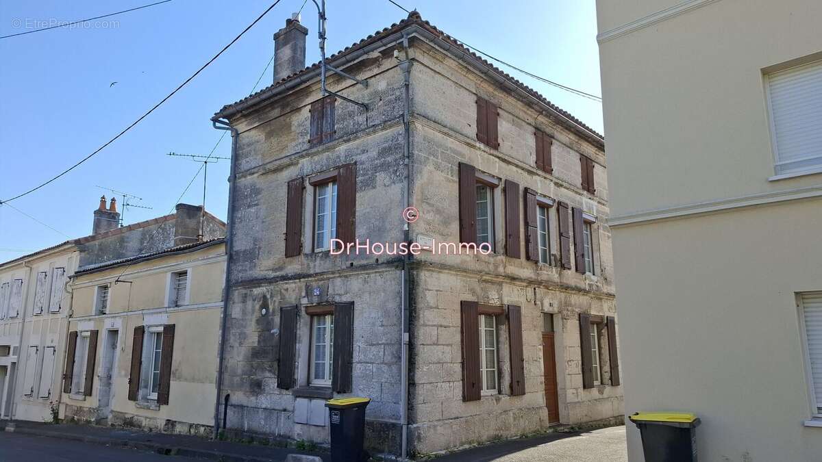 Maison 141 m² à Ruelle-Sur-Touvre  - photo 2