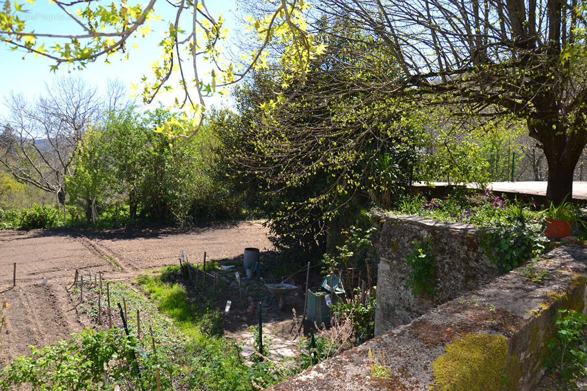 Courniou dans hameau maison T5 avec jardin terrasse garage et annexes - photo 18