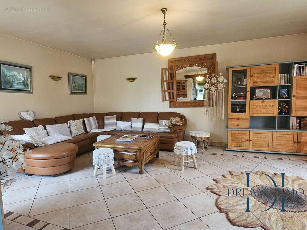 salon 27 m² semi-ouvert sur le séjour - Maison à GASNY