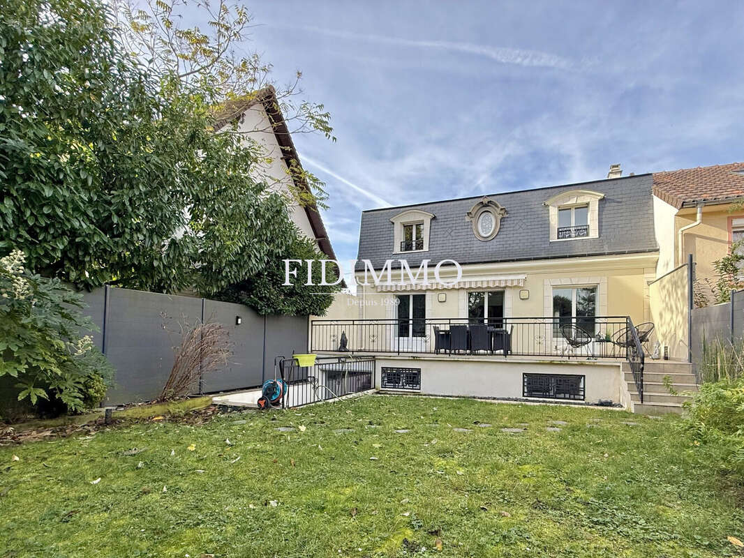 Maison à CHENNEVIERES-SUR-MARNE