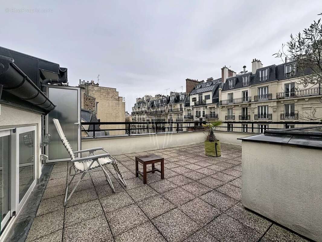 Appartement à PARIS-16E