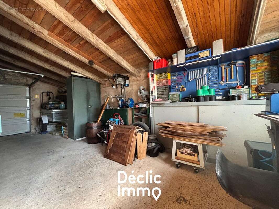 LA JARRIE  - Maison de caractère à fort potentiel avec dépendances, jardin et garage - photo 12