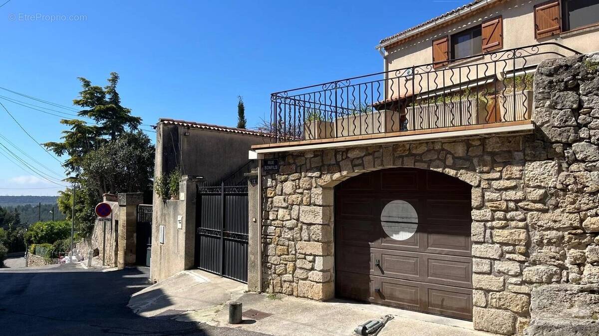 Maison à SAINT-MITRE-LES-REMPARTS