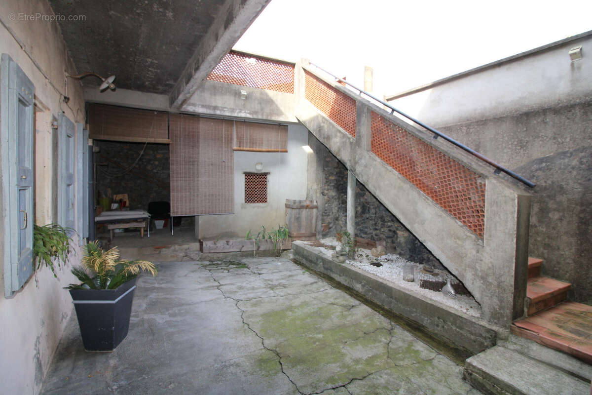Maison à MEYRANNES