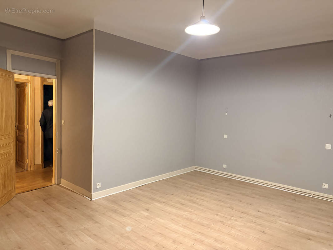ROYAT  centre  magnifique appartement de 164 m2 comprenat 4 chambres, dressing, chaufferie, séjour double, cui - photo 9