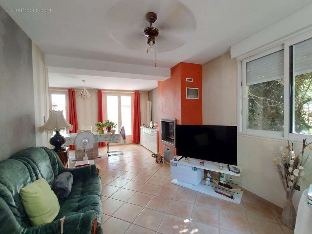 maison à vendre Crennes sur Fraubée  salon