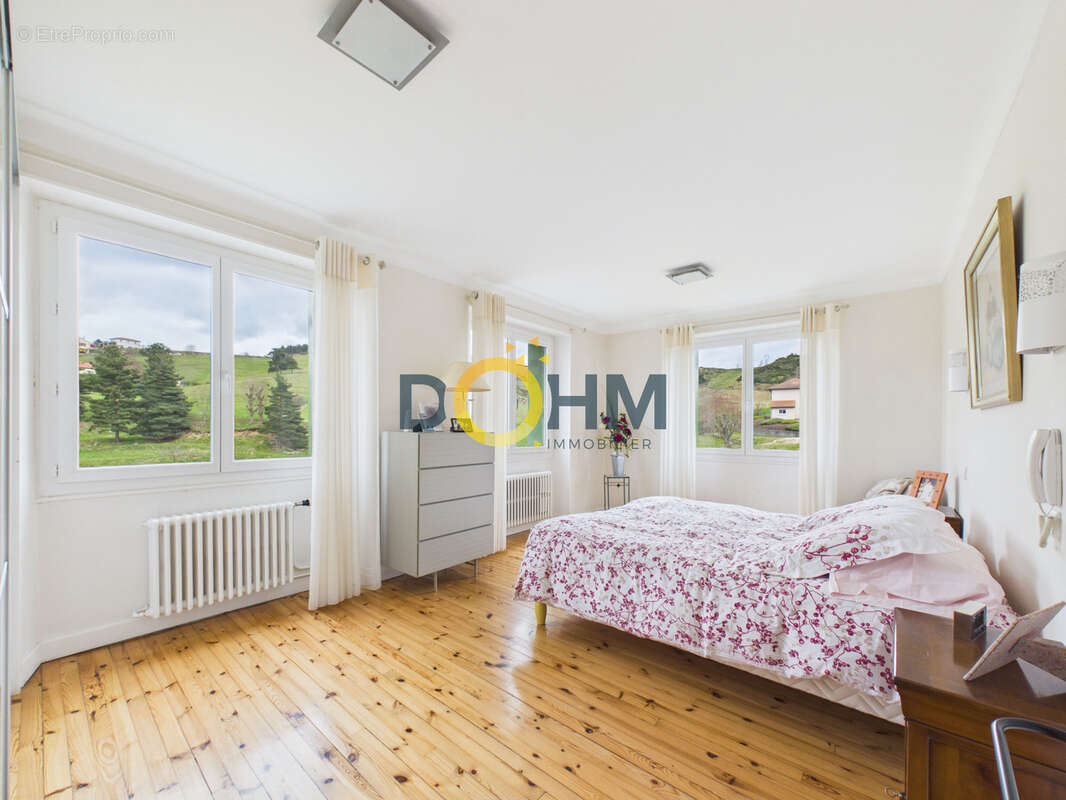 Maison rénovée de 180 m2 à vendre à Saugues avec terrain clos de 600 m2 - photo 15