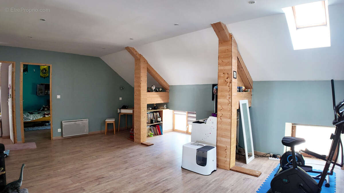 NISTÈRE: Pleyben. Ancienne école de 240 m² avec 6 chambres, jardin et garage. - photo 8