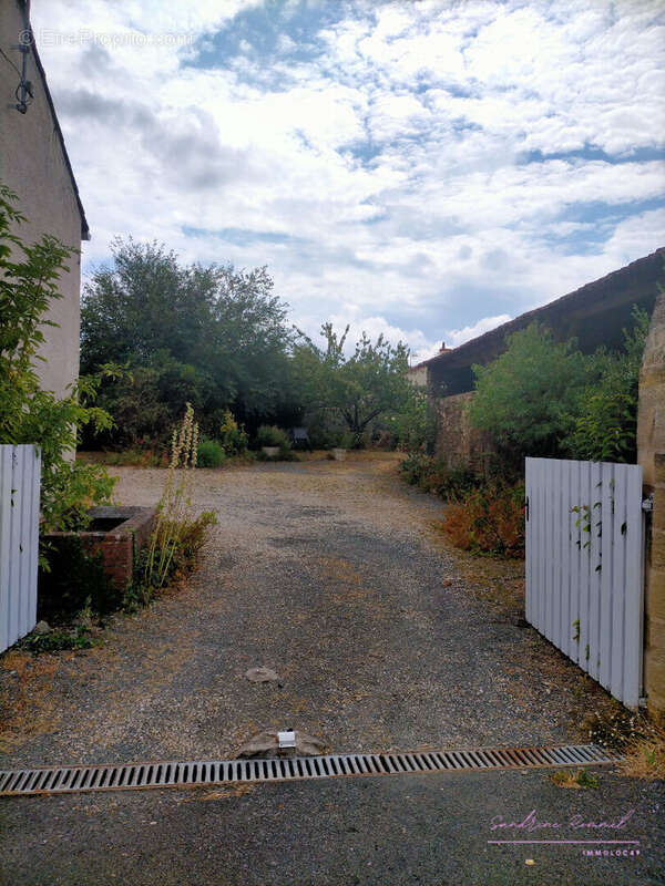Nouveau prix  pour cette belle longère avec 2 logements indépendants loués - Rentabilité immédiate- Vihiers - photo 3