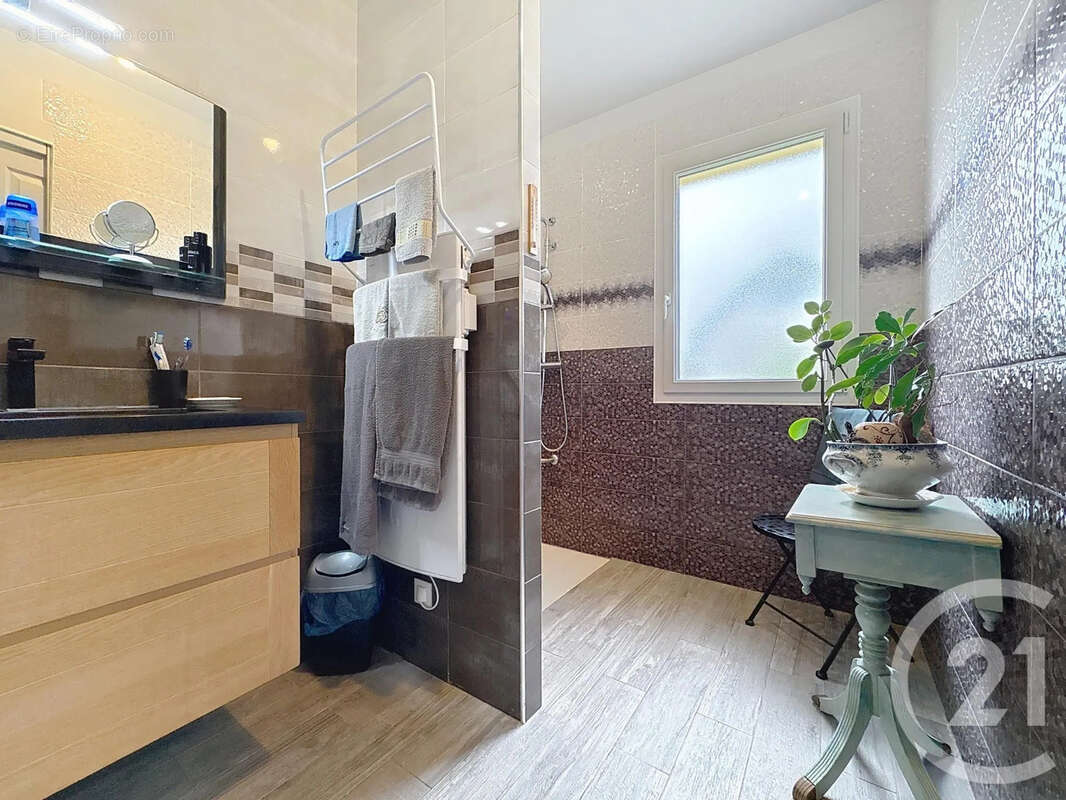 Maison à LA CHAPELLE-SAINT-LUC