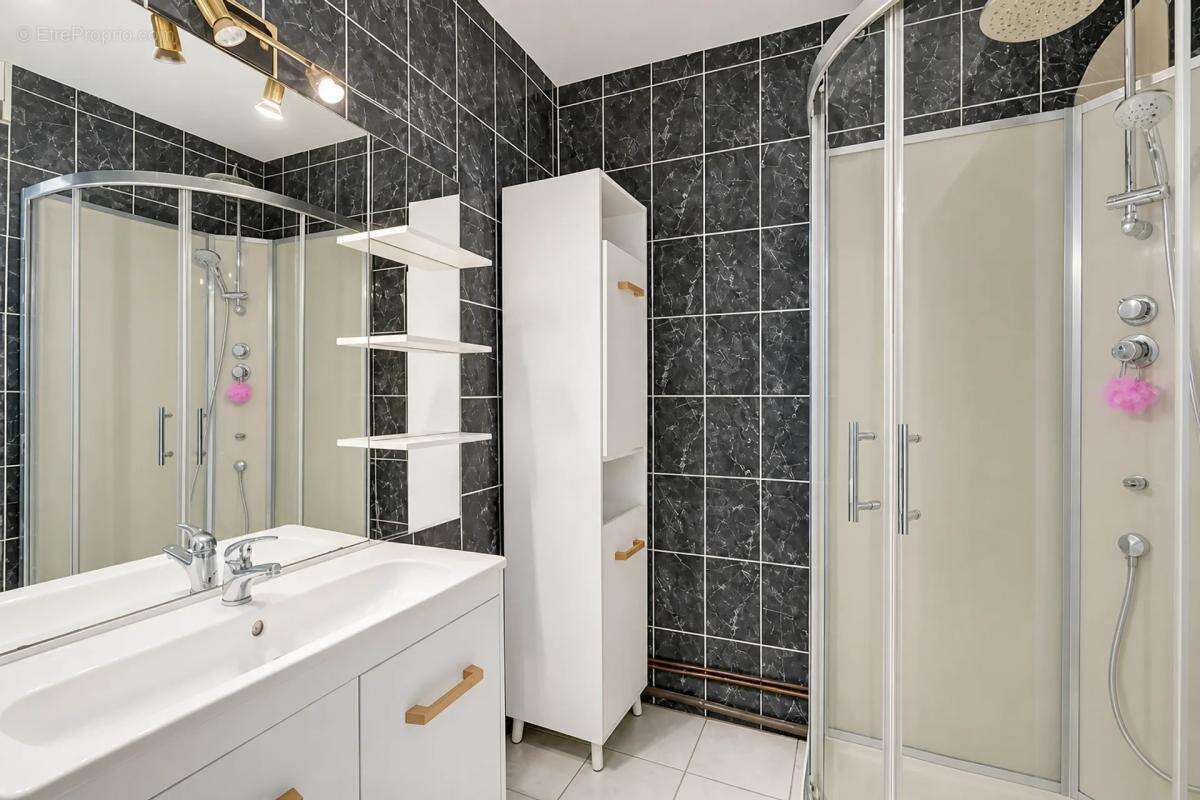 T4 traversant 82m², 12ᵉ étage, Vénissieux, loué - photo 10