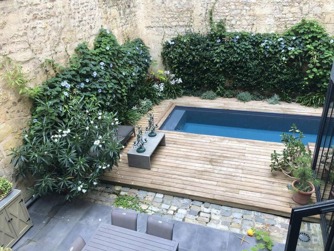 vue sur la piscine - Appartement à BORDEAUX