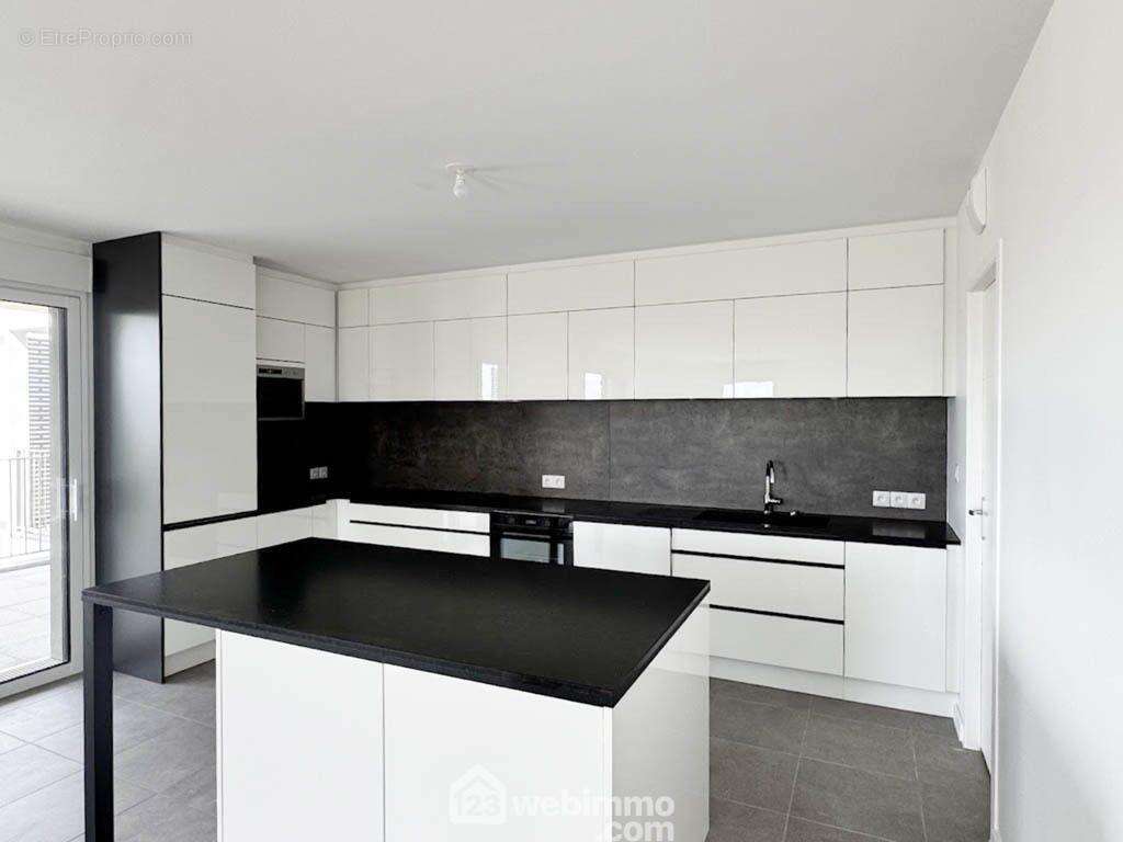 La cuisine fonctionnelle et moderne avec équipements électroménagers neuf. - Appartement à CHOLET