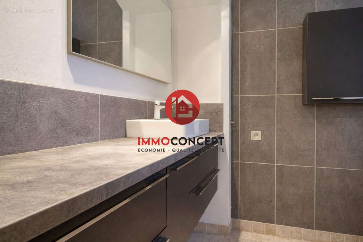 RdC: Salle d'eau - Maison à PUJAUT