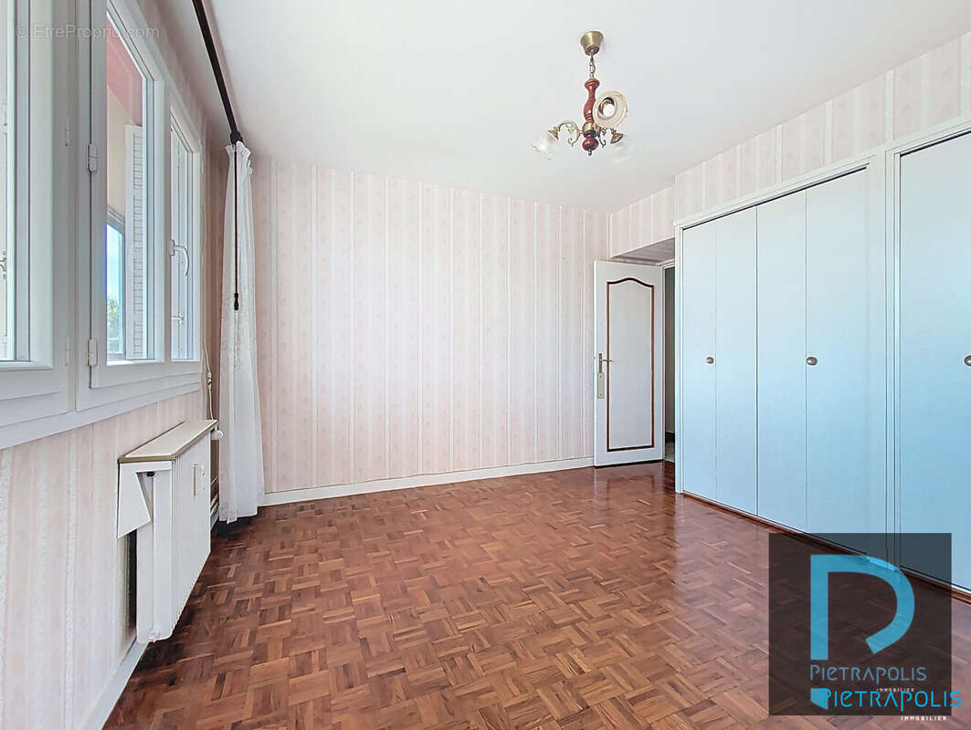 CHAMBRE 2 avec placard - Appartement à MACON