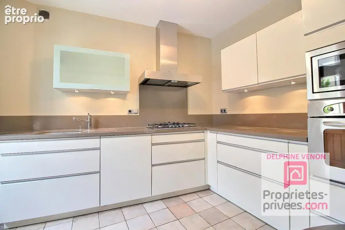 Maison de 200 m²  avec vie en plain pied + grange et cave voutée sur un terrain de 525 m² en hypercentre de Châteauneuf sur Loir - photo 2