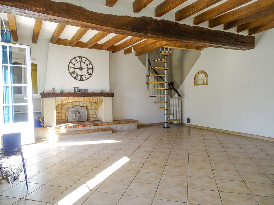 Maison à LA CHAPELLE-MONTMARTIN