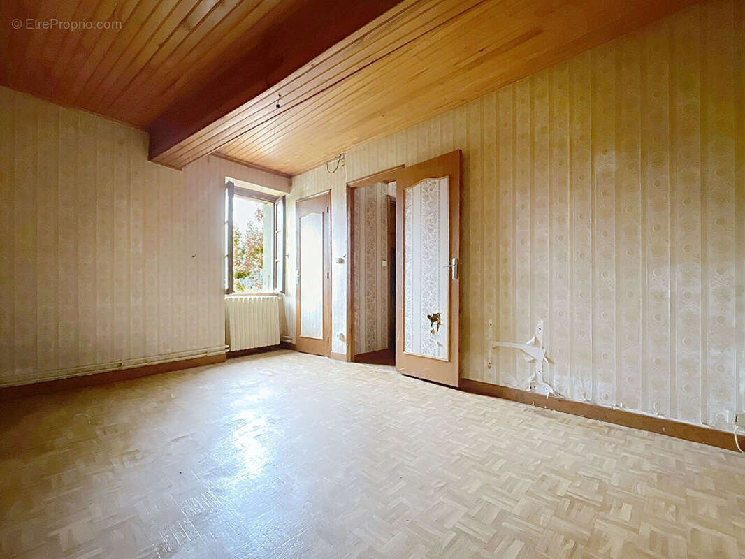 Maison à MONTOULIEU