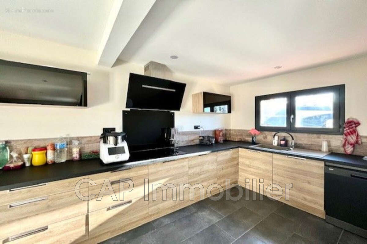 Maison à SAINT-LAURENT-DE-LA-SALANQUE