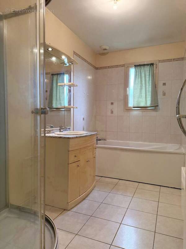 Salle de bains - Maison à CONNERRE