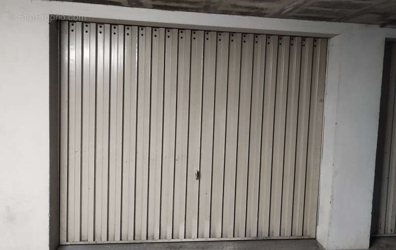 Garage de 15 m2 en sous-sol sécurisé par porte automatique - photo 2