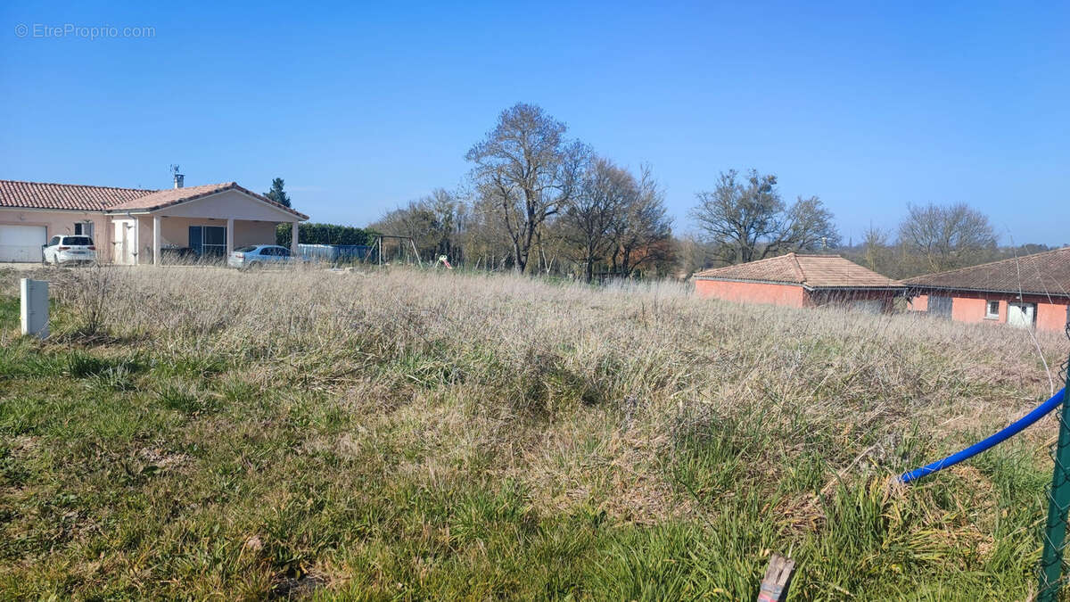 Terrain à SAINT-ETIENNE-SUR-REYSSOUZE