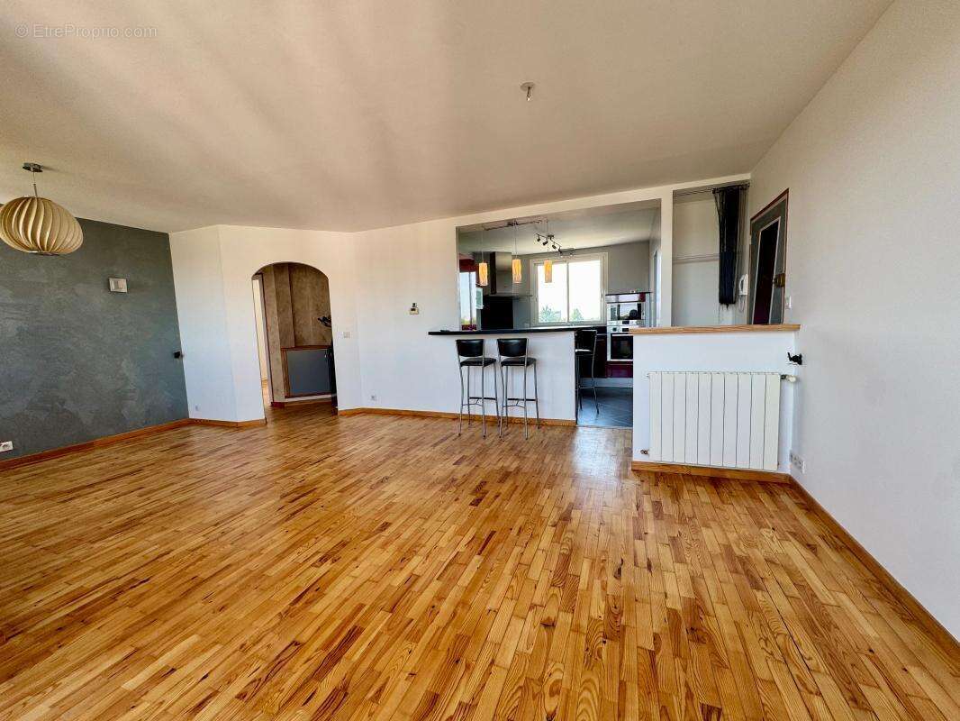 T4 rénové de 82 m² – Dernier étage, vue dégagée, ascenseur et garage - photo 3