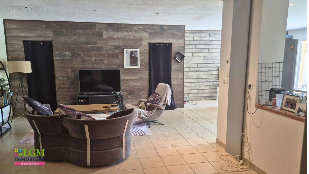  valserhône (quartier vanchy) : appartement de 84 m² avec terrasse de 35 m² et un énorme potentiel !  - photo 5