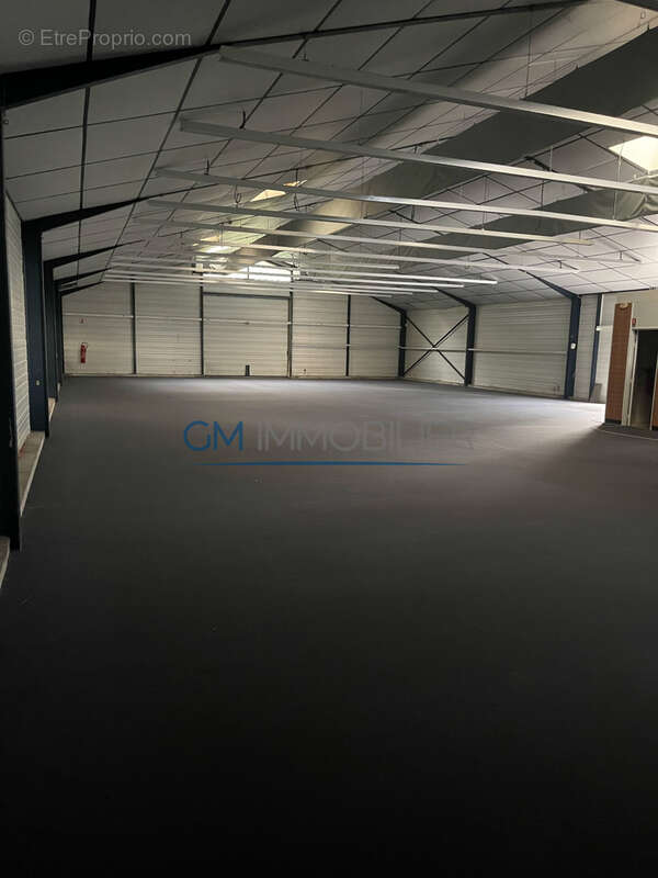 Local d’activité de 500 m2   emplacement stratégique   visibilité exceptionnelle - photo 2