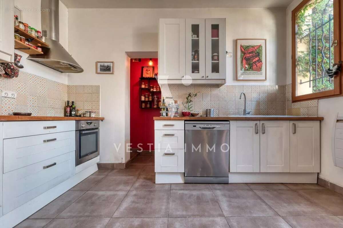 Maison atypique rénovée – 108 m² au sol – 4 chambres – cour privée - photo 6