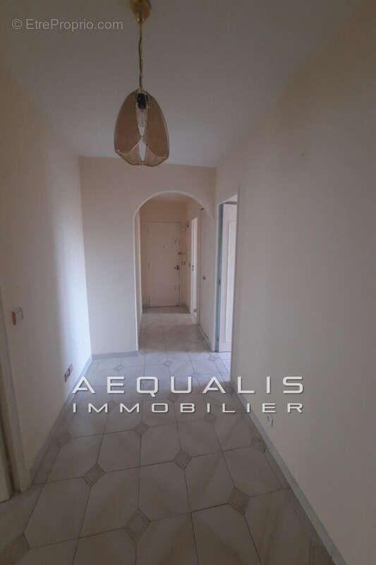 Appartement à SAINT-LAURENT-DU-VAR