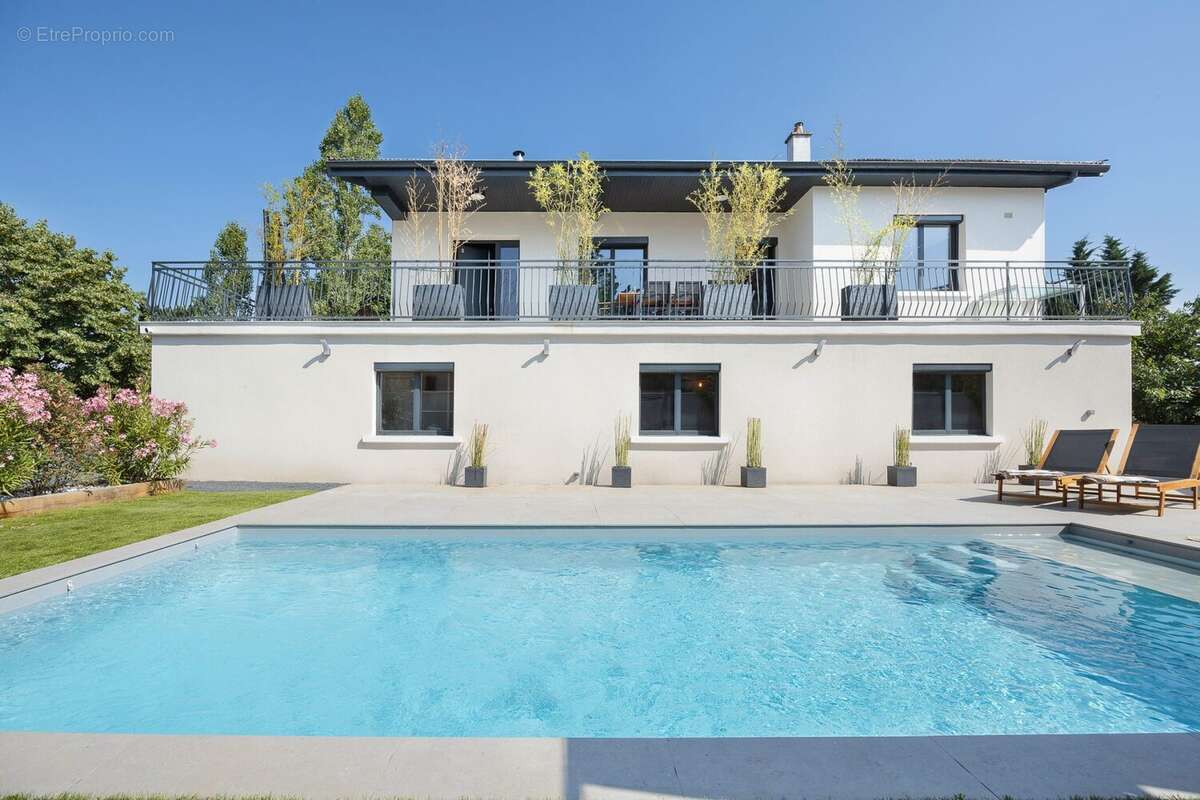 Maison à SAINT-GENIS-LES-OLLIERES