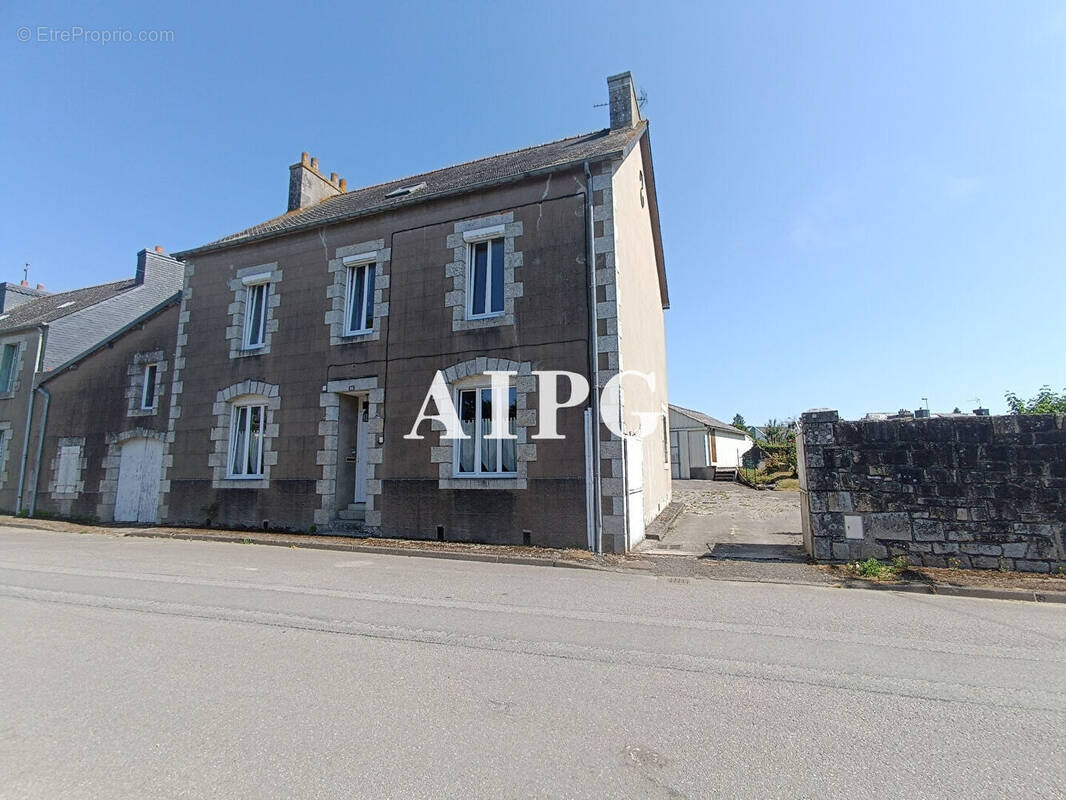 Maison 7 pièces 154 m² · à Mael-Carhaix · 154 m² · 184 000 €