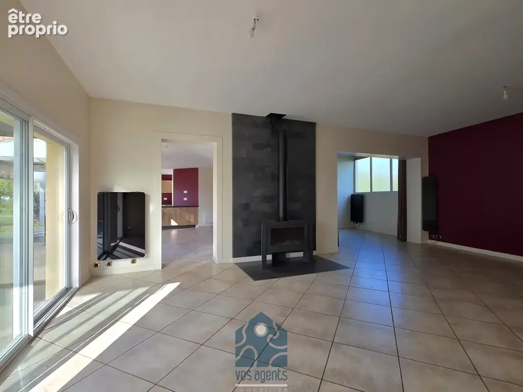 Villa de plain-pied 6 pièces avec piscine couverte, garage, carport et terrain constructible - photo 2