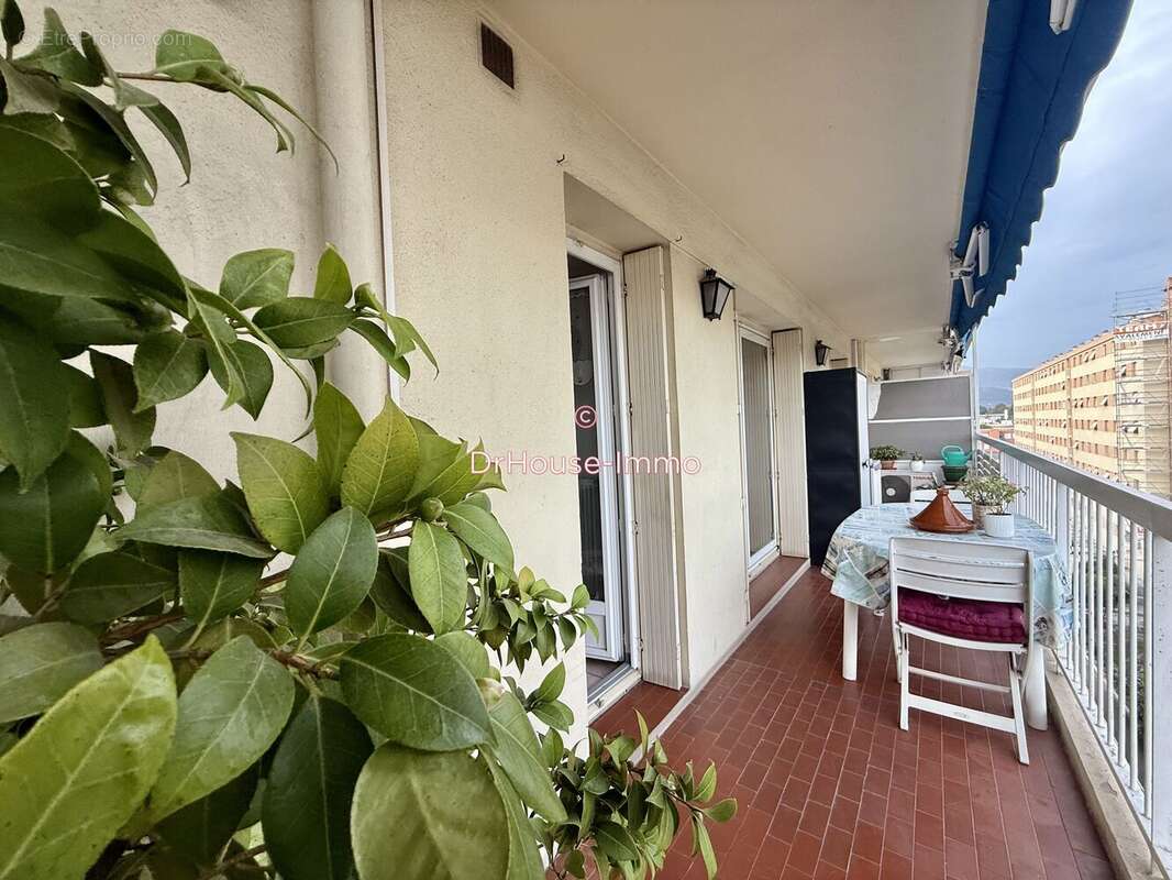 Appartement à SAINT-LAURENT-DU-VAR