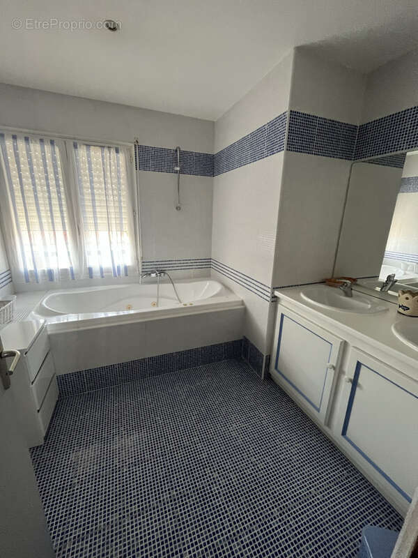 Grand Appartement T4 de 106 m2 avec Terrasse, Vue Montagnes et 2 Parkings - photo 8