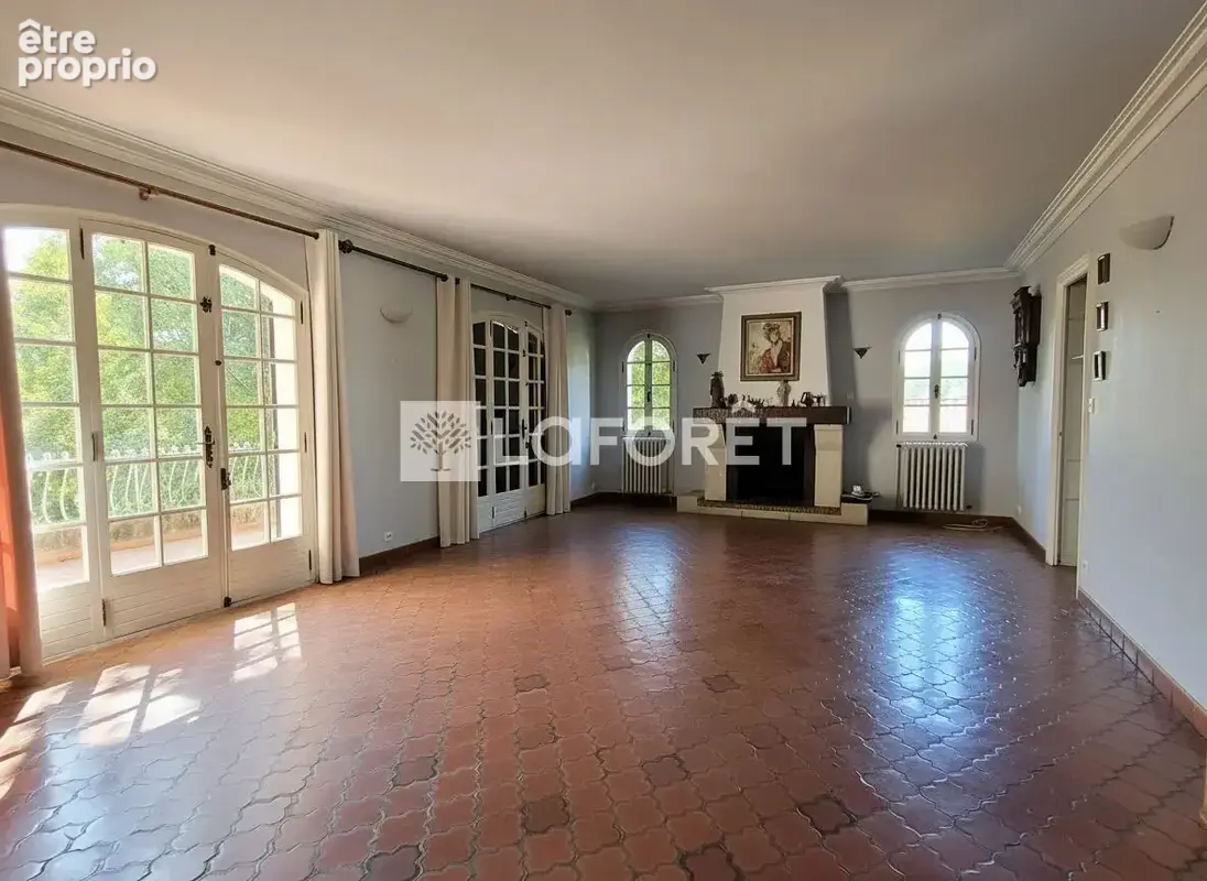 CUERS : Maison 7 Pièces implantée sur un parc paysager de 1.000 m². - photo 6