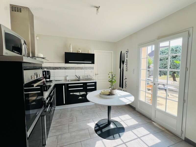 maison 2010 Plain pied - 4 chambres -garage et grand jardin - photo 3