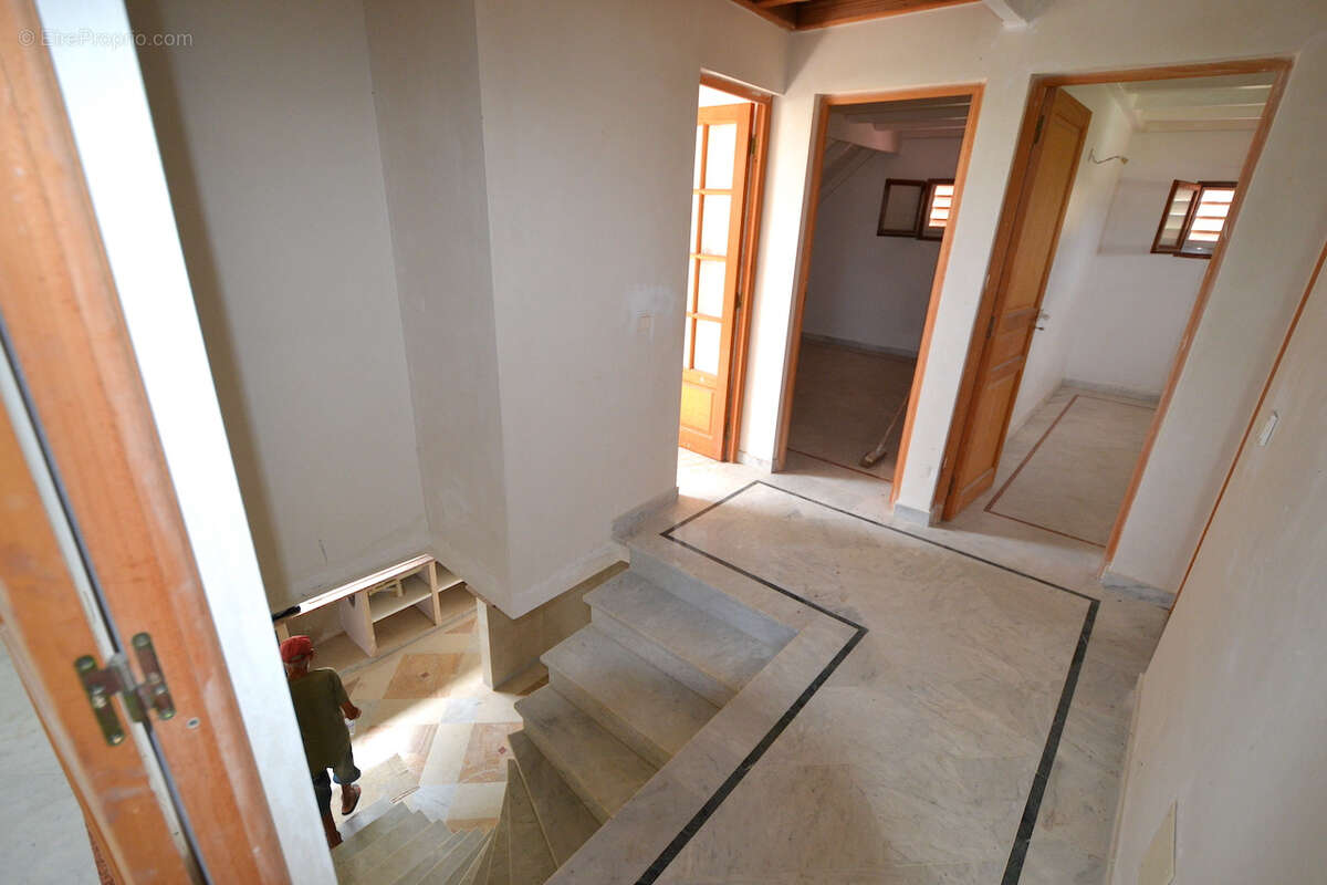 BM: Propriété de caractère. 244m2. 2 T3 + 1 T5. Emplacement résidentiel et recherché. - photo 10