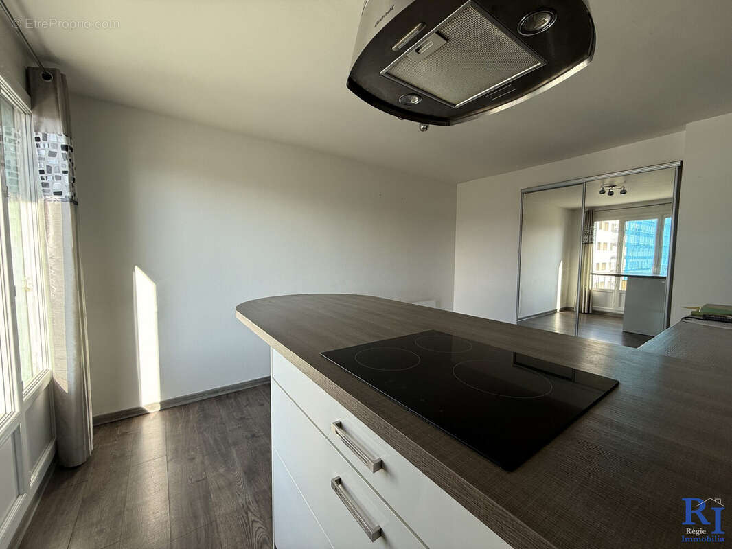 Pièce à vivre avec jolie cuisine et balcon - Appartement à GRENOBLE