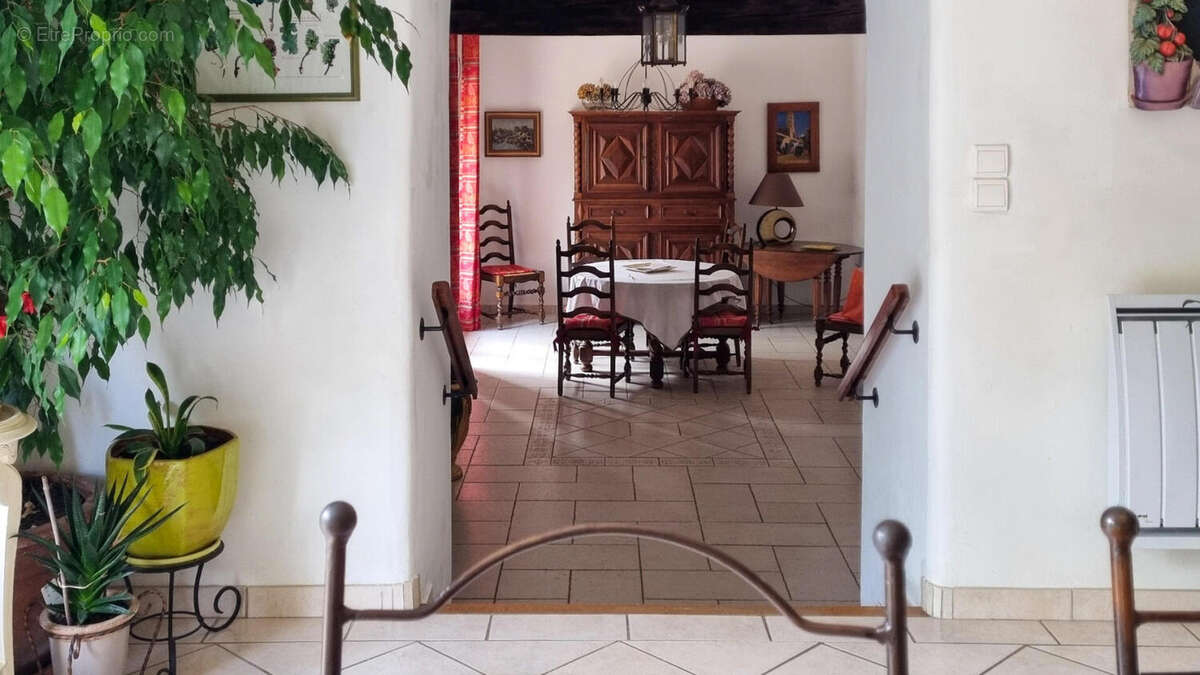 SALLE A MANGER - Maison à SAINT-JULIEN-DE-BRIOLA